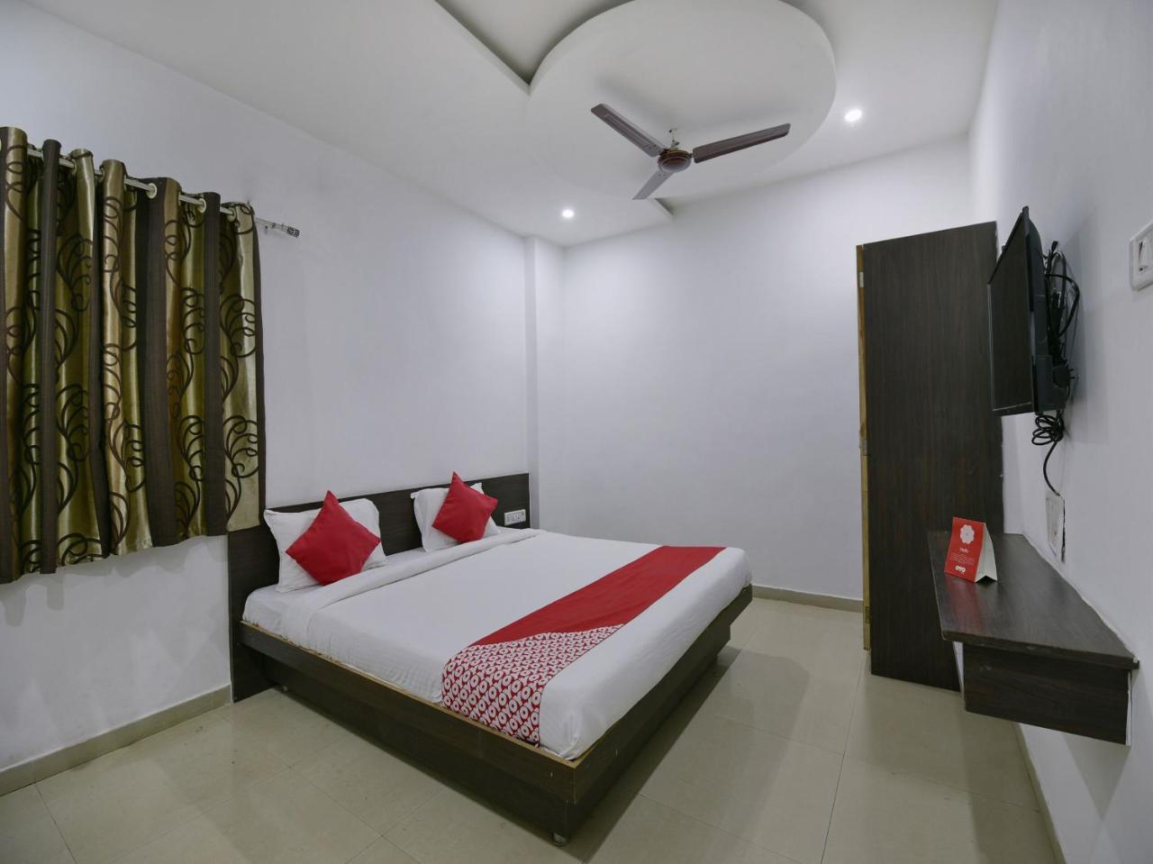 אויאיין Oyo 9969 Hotel Kshipra Dham מראה חיצוני תמונה