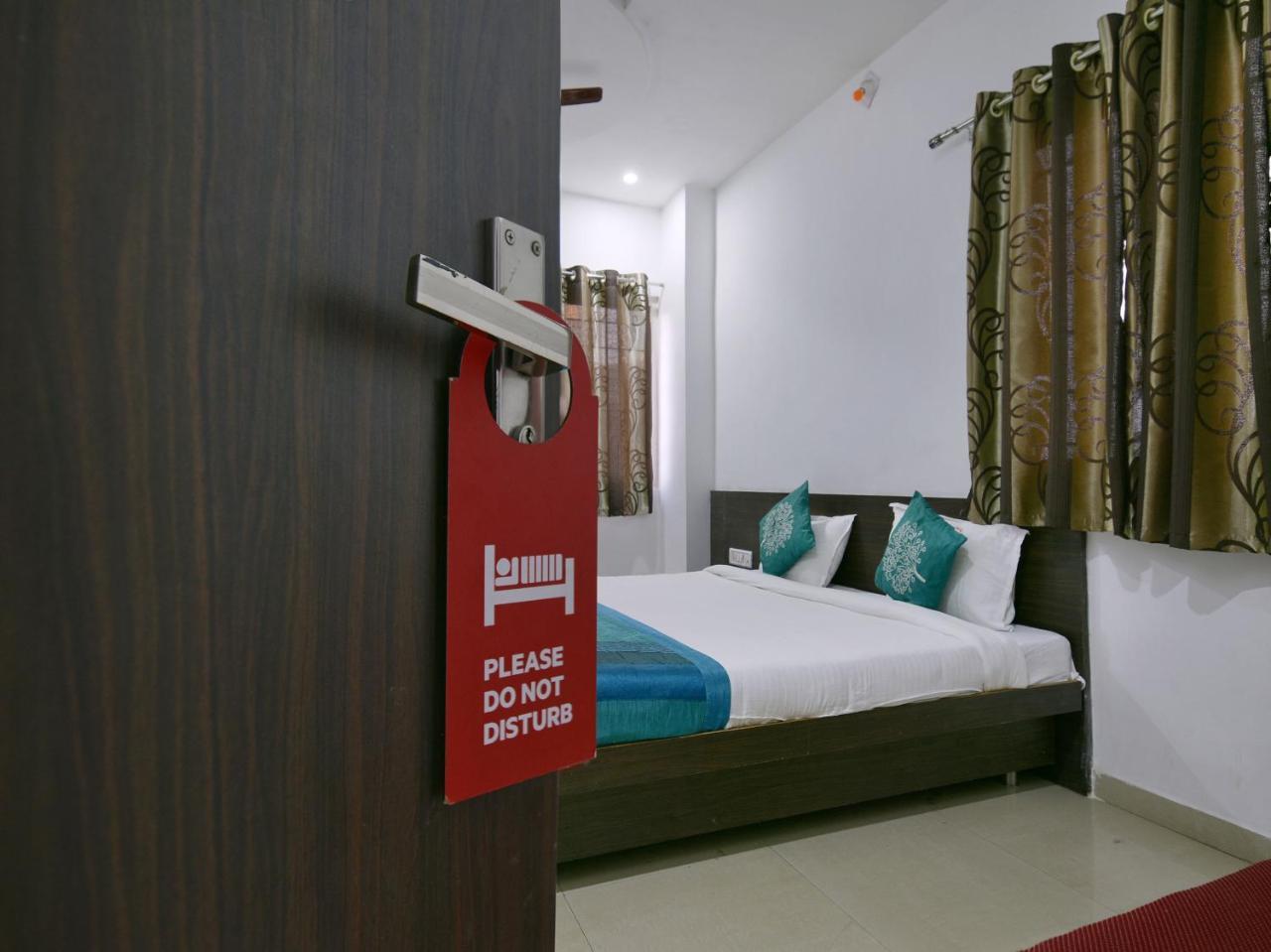 אויאיין Oyo 9969 Hotel Kshipra Dham מראה חיצוני תמונה
