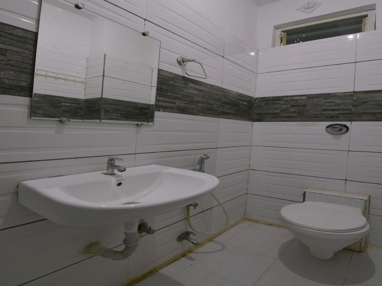 אויאיין Oyo 9969 Hotel Kshipra Dham מראה חיצוני תמונה