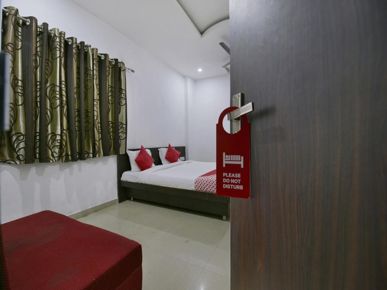 אויאיין Oyo 9969 Hotel Kshipra Dham מראה חיצוני תמונה