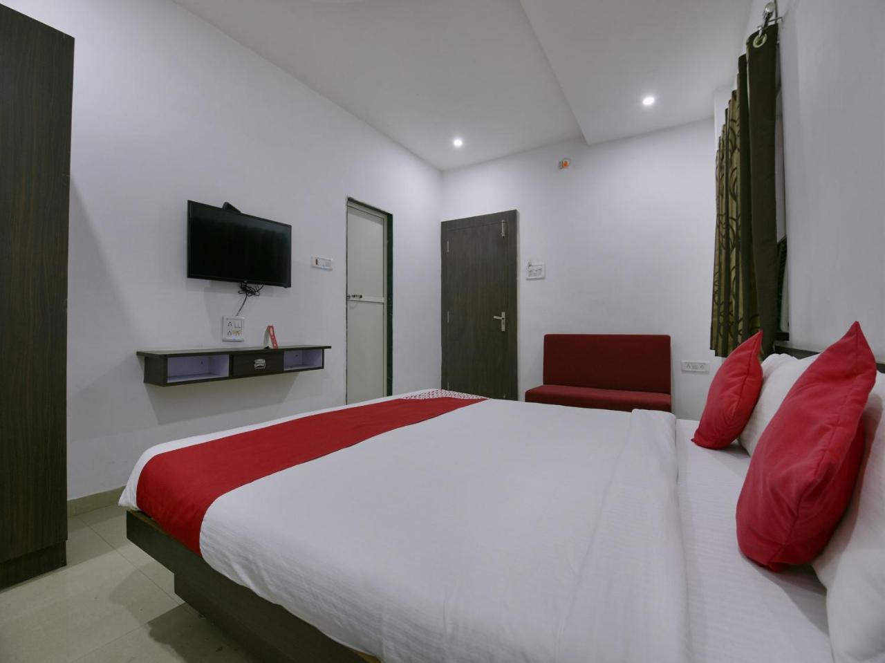 אויאיין Oyo 9969 Hotel Kshipra Dham מראה חיצוני תמונה