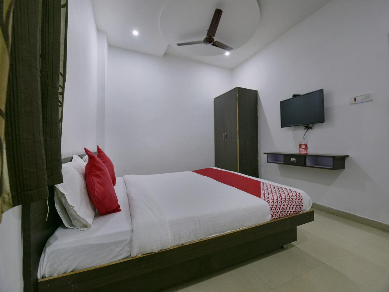אויאיין Oyo 9969 Hotel Kshipra Dham מראה חיצוני תמונה