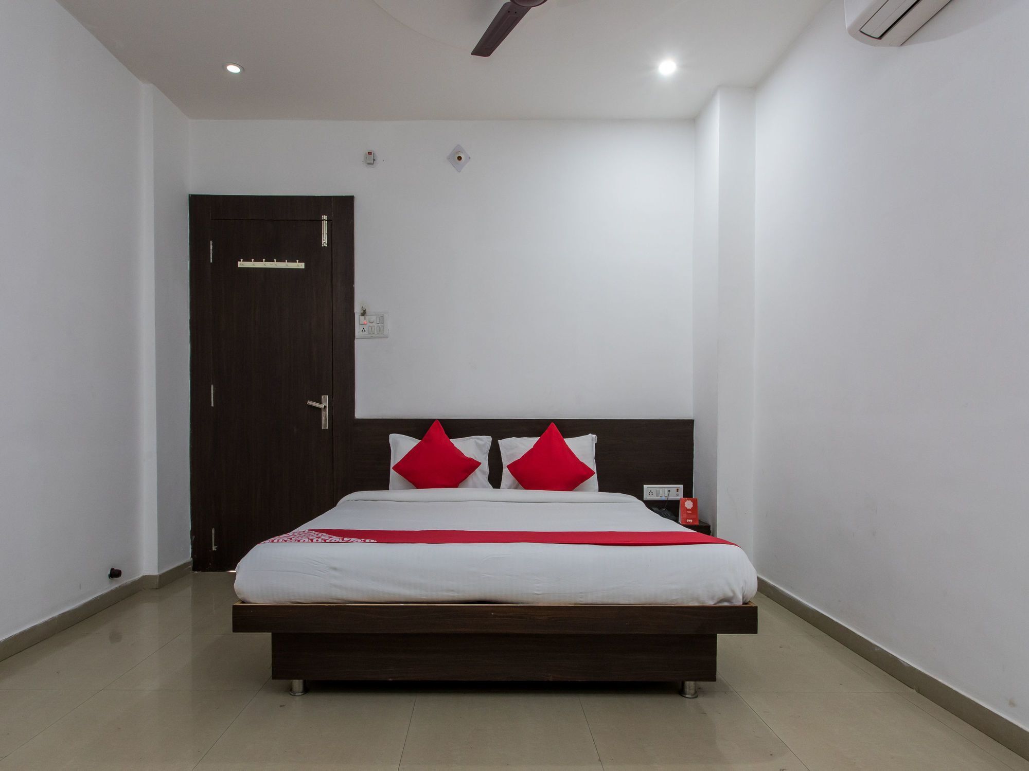אויאיין Oyo 9969 Hotel Kshipra Dham מראה חיצוני תמונה