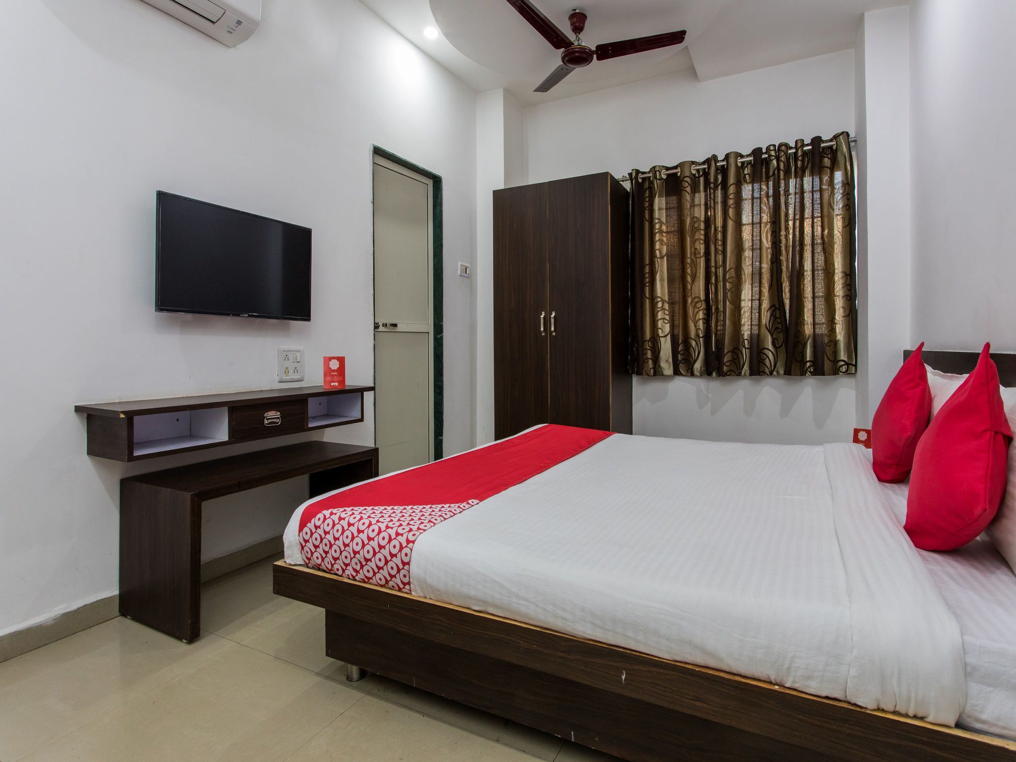 אויאיין Oyo 9969 Hotel Kshipra Dham מראה חיצוני תמונה