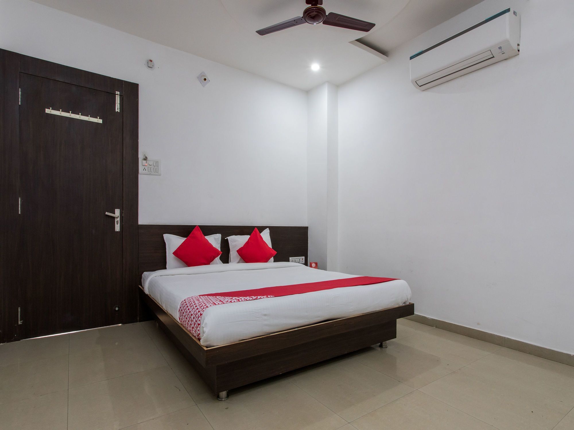 אויאיין Oyo 9969 Hotel Kshipra Dham מראה חיצוני תמונה