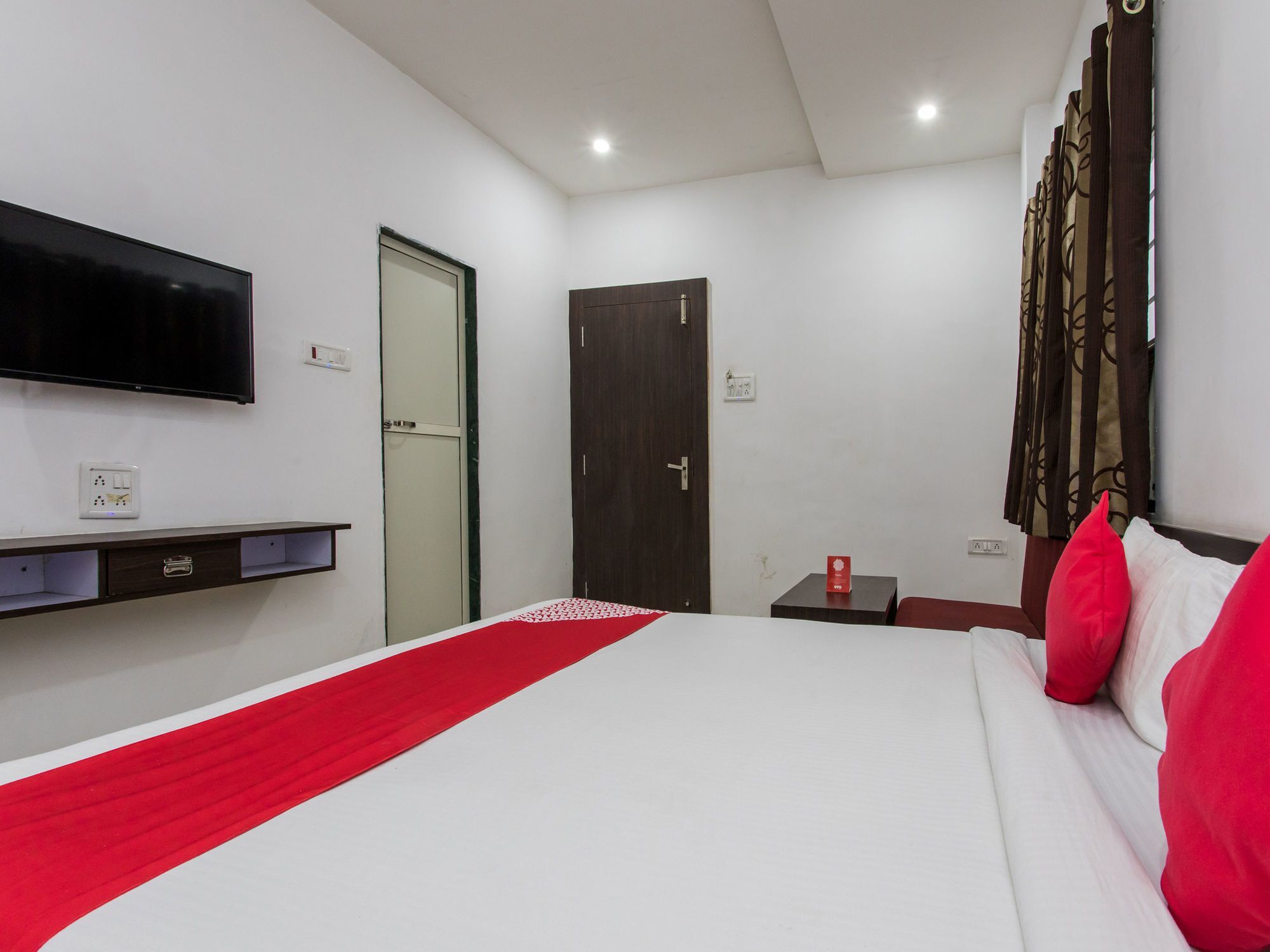 אויאיין Oyo 9969 Hotel Kshipra Dham מראה חיצוני תמונה