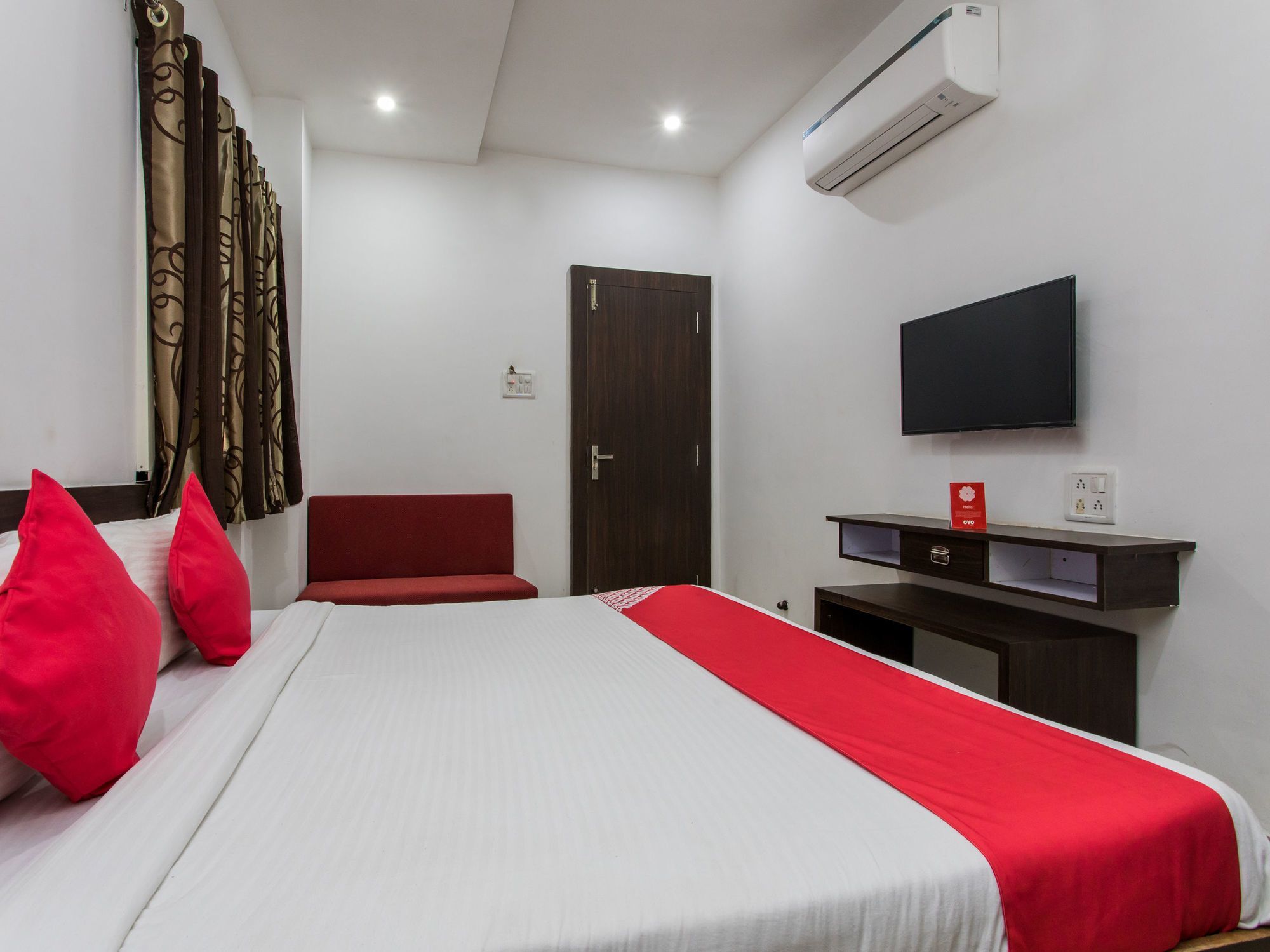 אויאיין Oyo 9969 Hotel Kshipra Dham מראה חיצוני תמונה